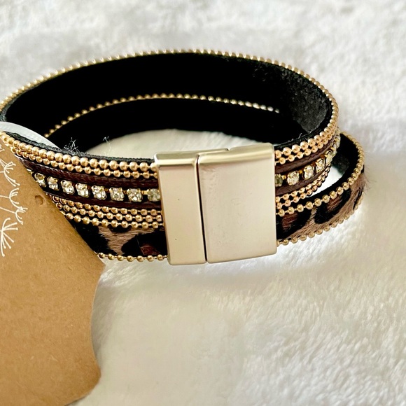 NWT Multi Layer Leopard Print and Faux Leather Rhinestone bracelet - Picture 3 of 4